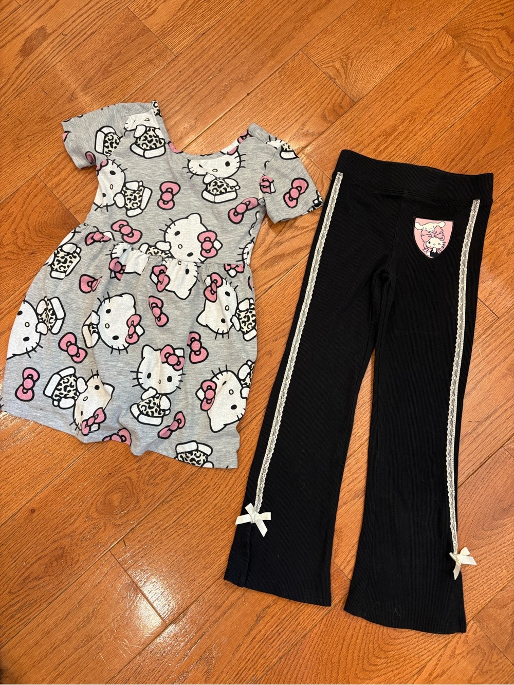 Hello Kitty Girls 2-Piece Outfit Set XS 4/5 Dress & Flare Leggings Sanrio